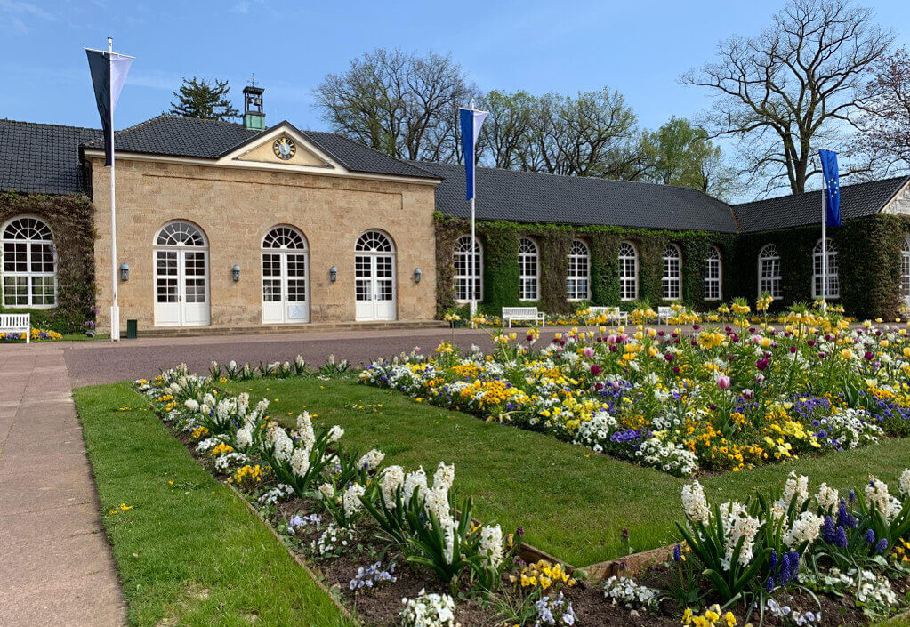 Blumen vor Brunnenarkaden