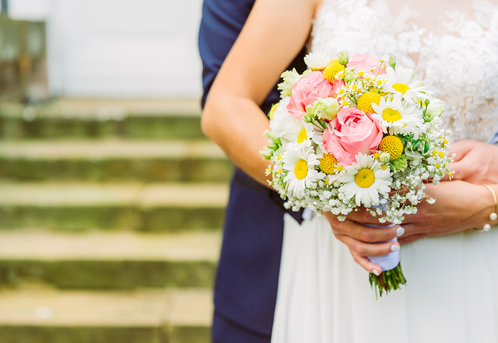 Brautpaar Braut hält Blumenstrauß Lina Loos Fotografie