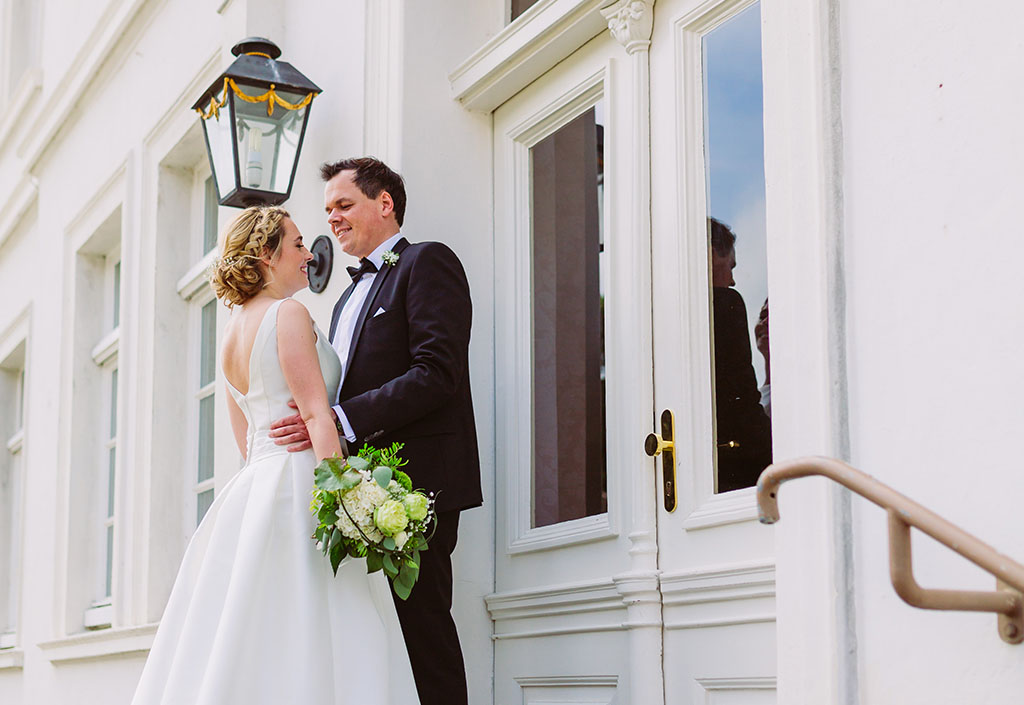 Brautpaar heiratet im Gräflichen Park Lina Loos Fotografie