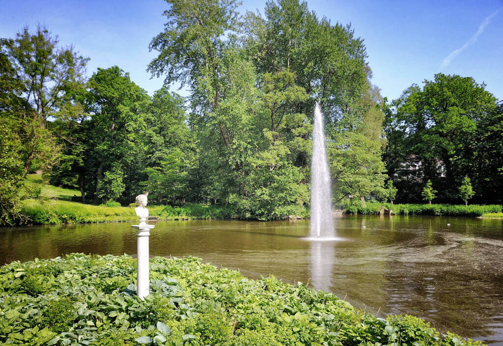 Teich mit Diotima Insel und Springbrunnen