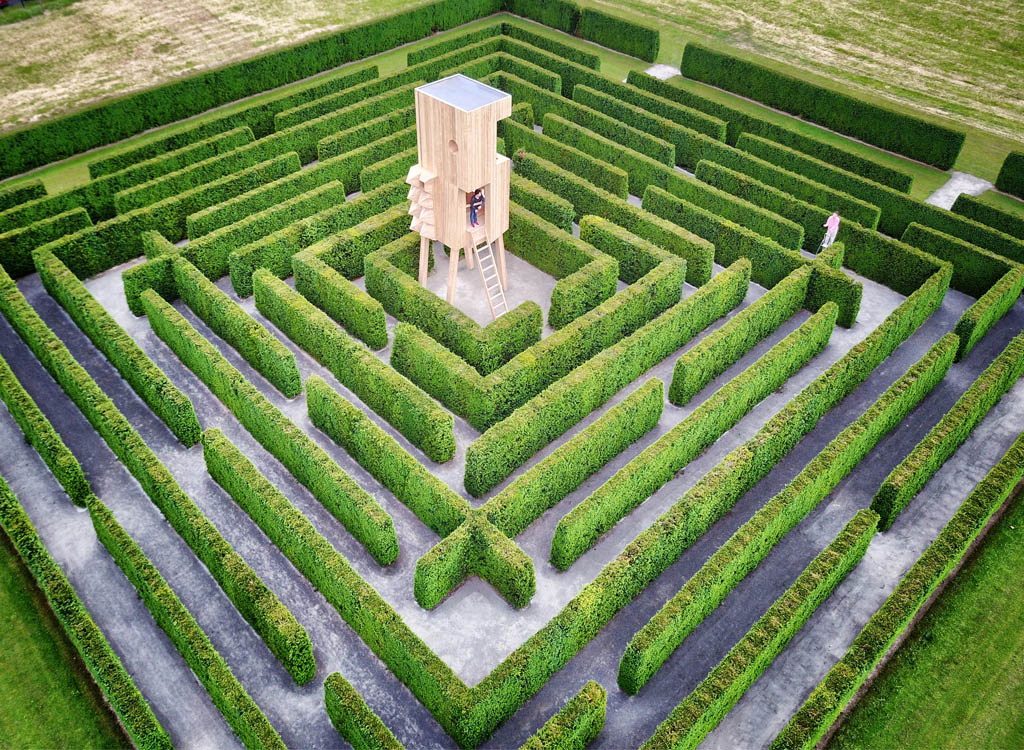 Labyrinth mit Skulptur