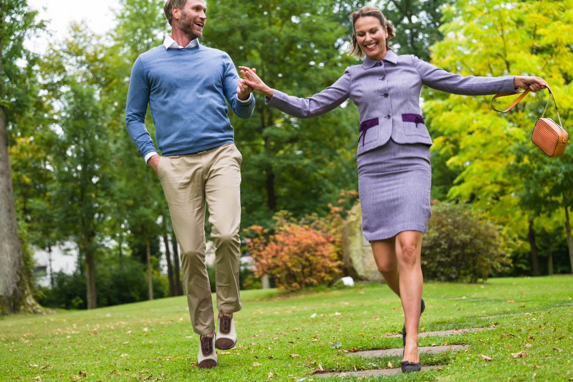 Romantik Wellness für zwei beim Spaziergang im Park