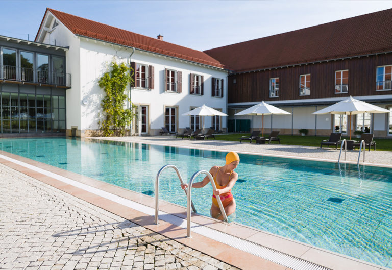 Außenschwimmbad im Gräflicher Park Health & Balance Resort