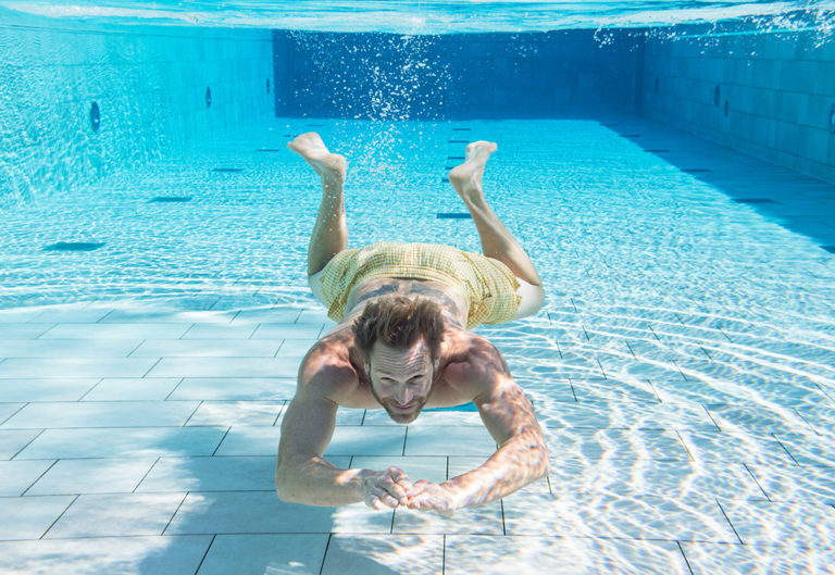 Schwimmen im Gräflicher Park Health & Balance Resort