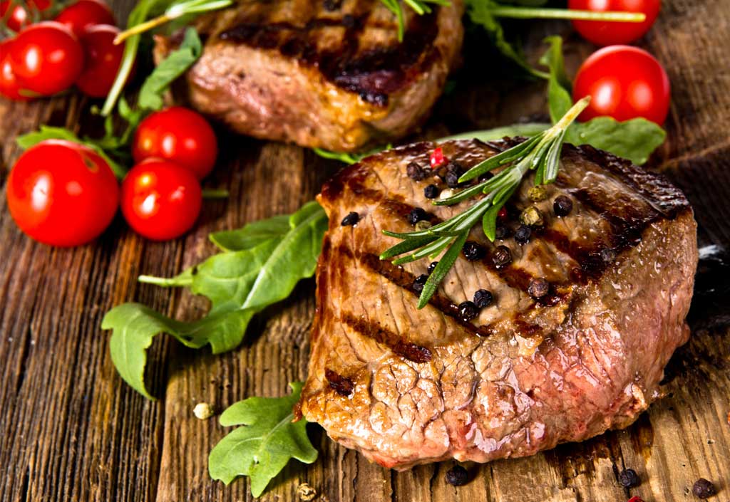 Grillmenü Pfeffersteak mit Tomaten