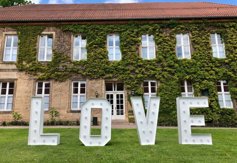Love Buchstaben Empfang Hochzeit im Gräflichen Park