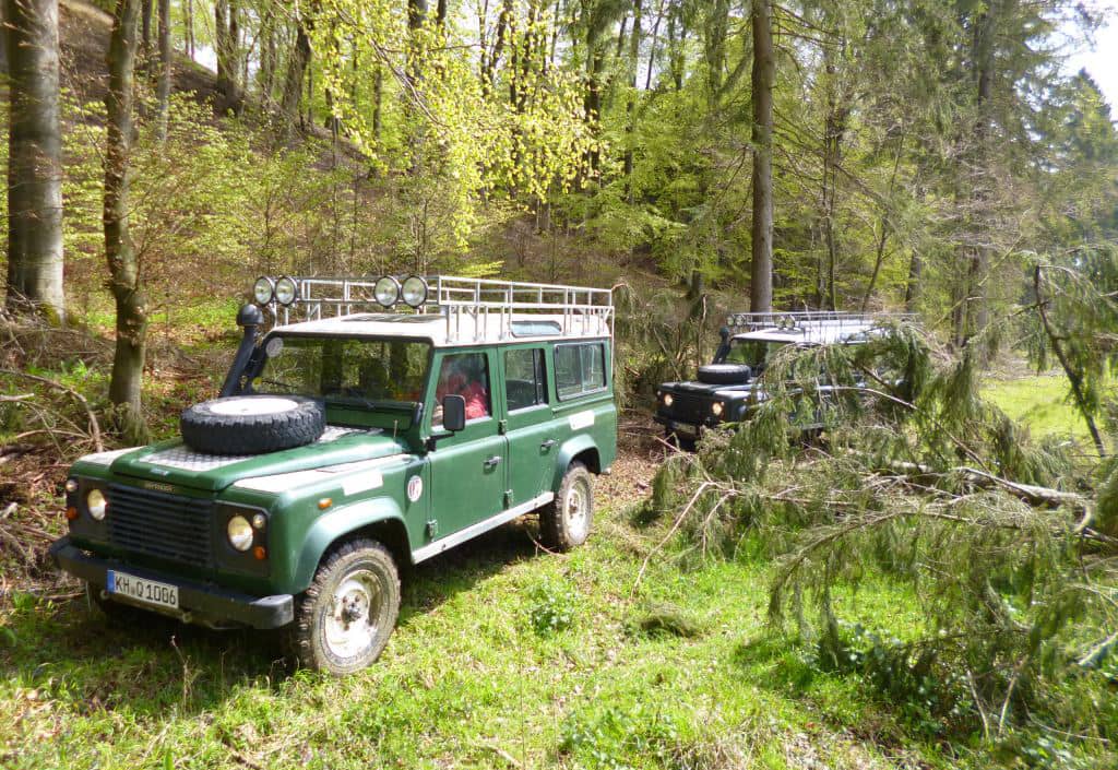 Mit dem Defender durch den Wald