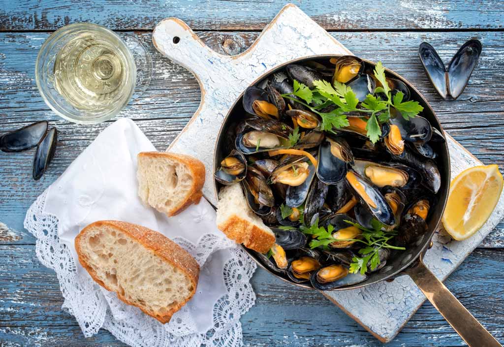 Servierte Muscheln im Muschelmonat März