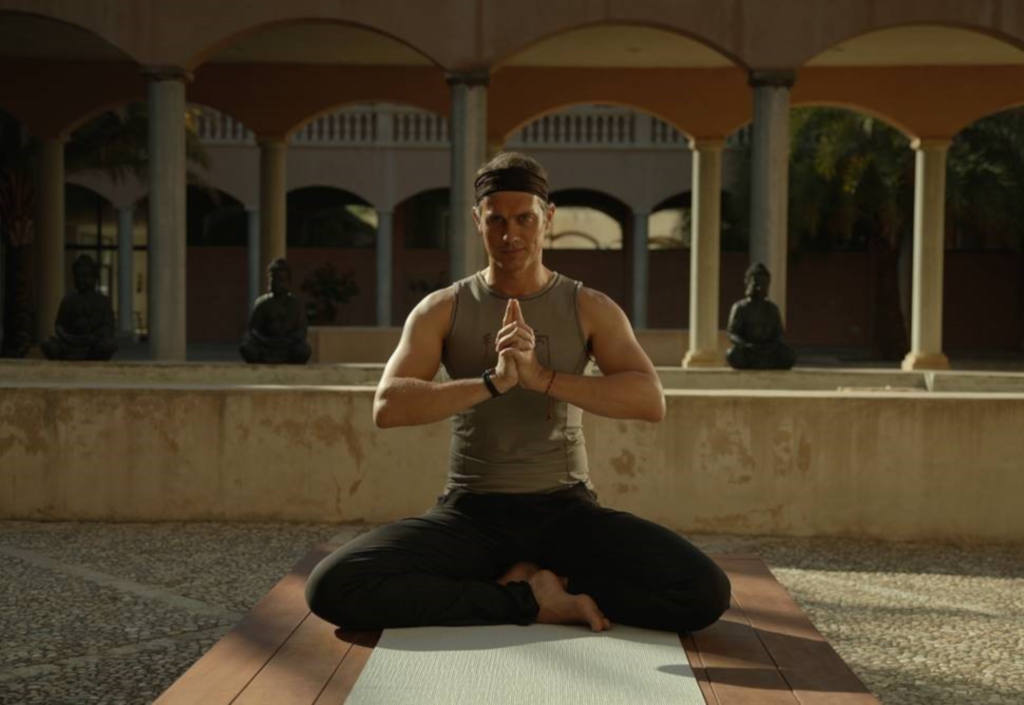 Ralf Bauer im Yogasitz