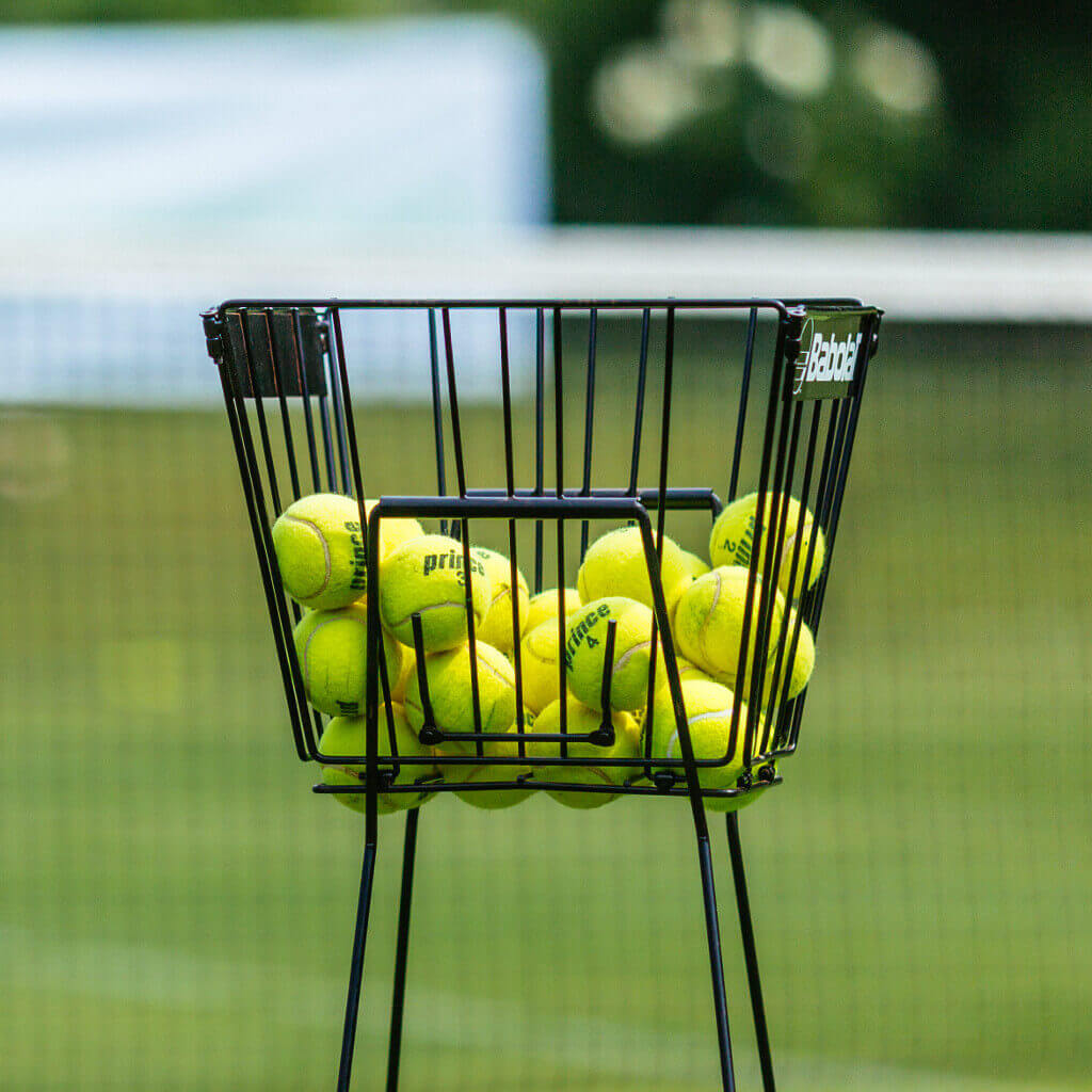 Korb mit Tennisbällen