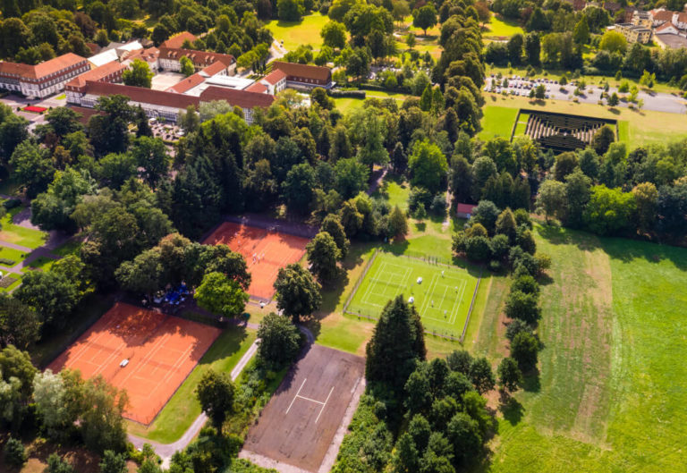 Tennis auf Rasenplatz oder Asche im Gräflichen Park Bad Driburg