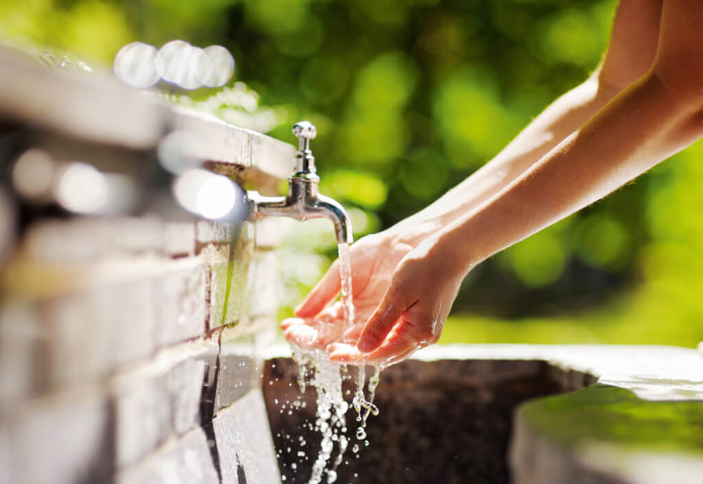 Hände unter fließendem Wasser